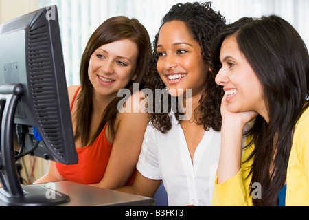 Trois femmes assis à un terminal d'ordinateur (high key) Banque D'Images