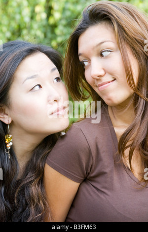 Les filles dans le jardin Banque D'Images