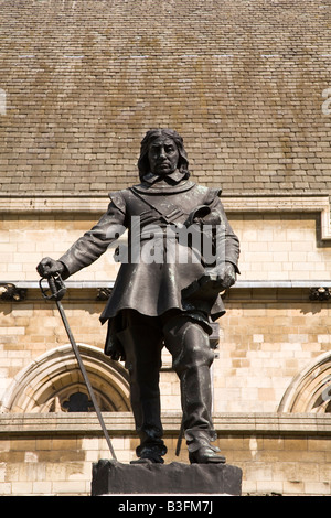 La statue d'Oliver Cromwell (1599-1658) qui se trouve à l'extérieur des chambres du Parlement de Westminster, en Angleterre. Banque D'Images