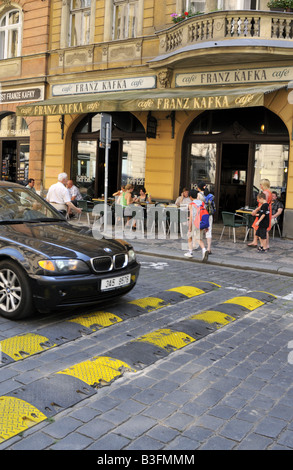 La circulation motorisée double rayé jaune d'âne sur la rue pavée de Prague Banque D'Images
