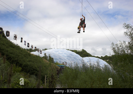 Zip wire Eden Project biomes Banque D'Images