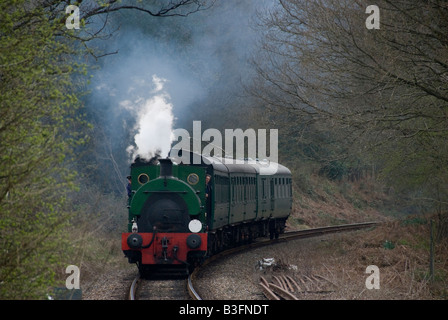 Moteur à vapeur industrielles avec des trains de voyageurs court Spa Valley Railway Royal Tunbridge Wells Kent England UK Banque D'Images