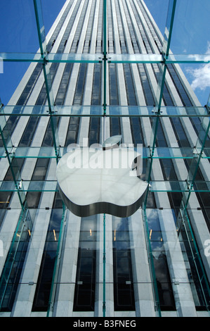 L'ordinateur Apple logo le pendant du plafond de l'atrium de l'Apple Store de la 5ème Avenue, à New York Banque D'Images