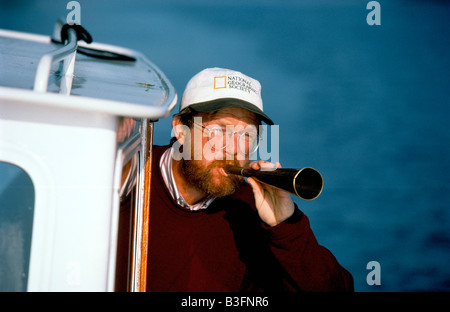 La FRISE INTÉRIEURE HOLLANDE AUTHOR BILL BRYSON TOOTS UNE CORNE POUR OUVRIR UN PONT-levis 1997 Banque D'Images