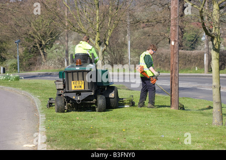 Les travailleurs du Conseil de couper le gazon en UK Hertfordshire Potters Bar Banque D'Images