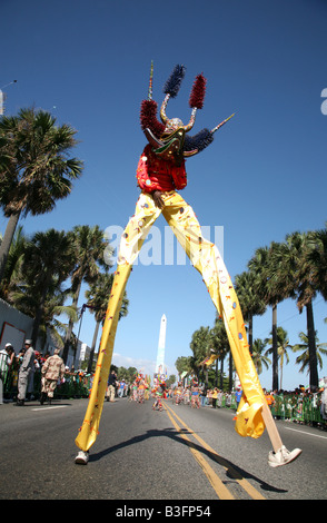 Carnival participant de Santiago habillés en Diablo Cojuelo effectuer pendant le Carnaval de Santo Domingo, République Dominicaine Banque D'Images