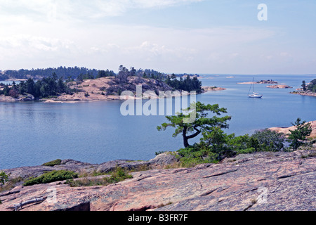 Voilier parmi trente milles îles dans l'est de la baie Georgienne, Ontario Canada Banque D'Images