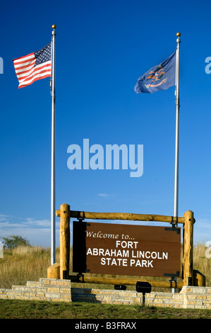 Signer pour Fort Abraham Lincoln State Park près de Mandans Dakota du Nord, où sur une inclinaison Indian Village est situé à Banque D'Images