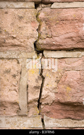 L'affaissement du bâtiment grande fissure dans le mur de pierre construit grange convertie Banque D'Images