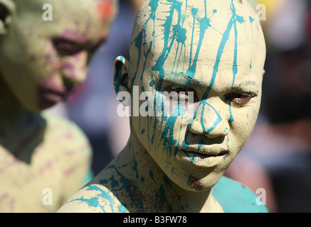 Les participants du carnaval couverts par des projections de peinture au cours de la scène du carnaval de Santo Domingo, République Dominicaine Banque D'Images