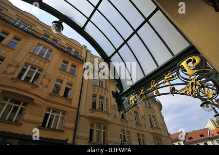 Ornement Art Nouveau du couvert sur le côté entrée de la Prague Kavarna Obecni Dum, la Maison Municipale Banque D'Images