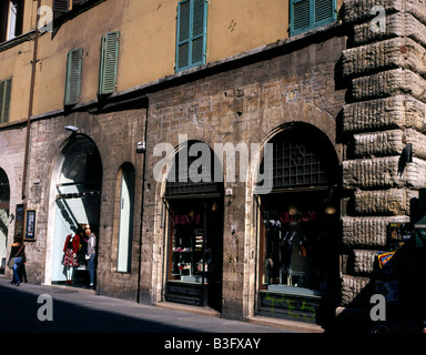 Les magasins de vêtements Corso Vannucci, Pérouse, Ombrie, Italie Banque D'Images