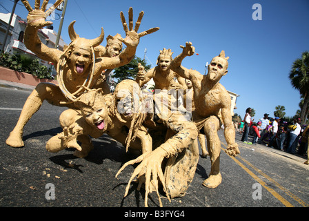 Carnival participants déguisés en momies d'effectuer pendant le Carnaval de Santo Domingo, République Dominicaine Banque D'Images