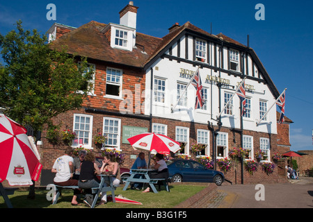 Les personnes qui boivent à l'extérieur de l'espoir d'hôtel à Rye, East Sussex Banque D'Images