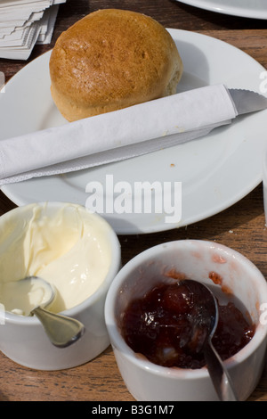 Cornish Devon cream tea avec confiture et crème scone Banque D'Images