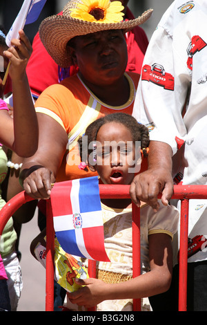 L'attente d'un défilé militaire sur la fête de l'indépendance à Santo Domingo, République Dominicaine Banque D'Images