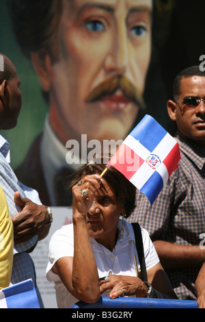 L'attente d'un défilé militaire sur la fête de l'indépendance à Santo Domingo, République Dominicaine Banque D'Images