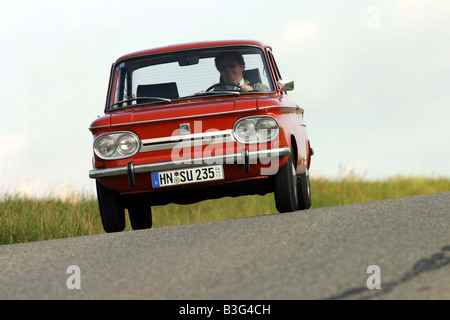 NSU TT 1200, Voiture, voiture d'époque, Sedan, l'année de modèle 1967-1972, rouge, 1960, années 60, années 70, années 70, vieille voiture, la conduite, la diagonale f Banque D'Images