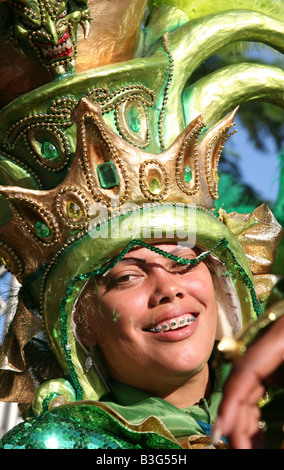 Carnival participant déguisés en Diablo Cojuelo effectuer durant Carnaval Vegano à La Vega, République Dominicaine Banque D'Images