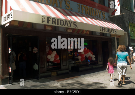 T G I s vendredi une franchise contrôlé par Riese restaurants sur la 5e Avenue à New York Banque D'Images