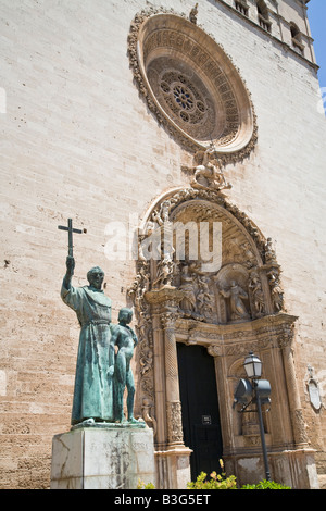 Statue de Fray Junipero Serra à l'extérieur de la Basilique de Sant Francesc à Palma, Majorque, Espagne Banque D'Images