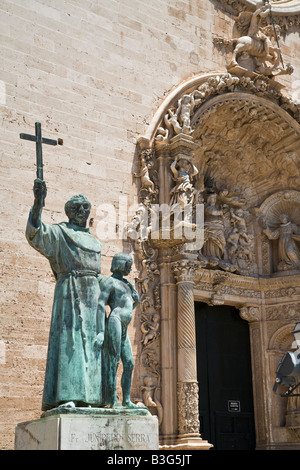 Statue de Fray Junipero Serra à l'extérieur de la Basilique de Sant Francesc à Palma, Majorque, Espagne Banque D'Images