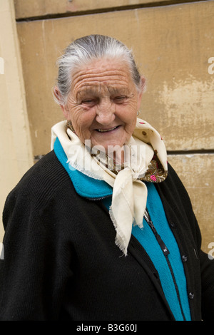 Portrait d'une vieille femme de la campagne polonaise qui vend du fromage maison à Cracovie Pologne Banque D'Images