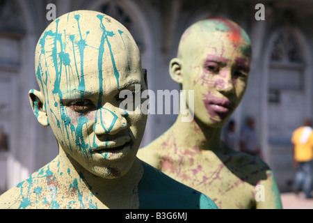 Les participants du carnaval couverts par des projections de peinture au cours de la scène du carnaval de Santo Domingo, République Dominicaine Banque D'Images