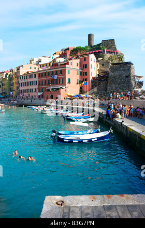 Village de Vernazza, Liturgia, Italie. Au sein d'un groupe de cinq villages côtiers à proximité aussi célèbre que la région des Cinque Terre. Banque D'Images