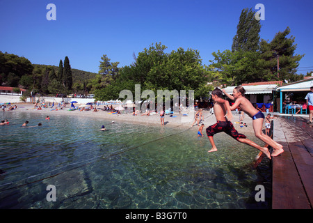 Grèce SPORADES SKOPELOS ISLAND VUE DE LA BAIE D'AGNONTAS ET STONEY BEACH Banque D'Images