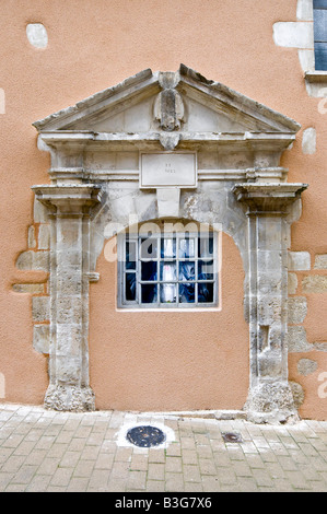 Bloque-porte avec de vieux 1622 fenêtre récente, Le Blanc, Indre, France. Banque D'Images