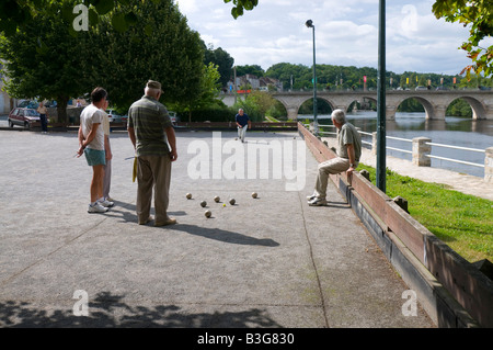 Les hommes boulodrome / pétanque, Le Blanc, Indre, France. Banque D'Images