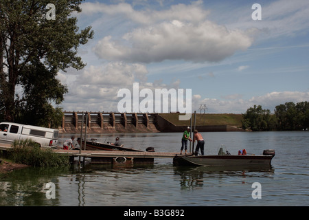 Pont d'embarcation sur la rivière Wisconsin ci-dessous Petenwell barrage hydroélectrique Banque D'Images