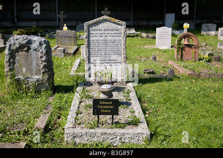 La tombe d'Edward Carpenter, poète et philosophe dans le cimetière Mount, Guildford, Surrey, Angleterre. Banque D'Images