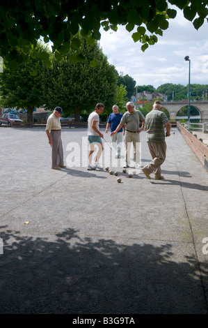 Les hommes boulodrome / pétanque, Le Blanc, Indre, France. Banque D'Images