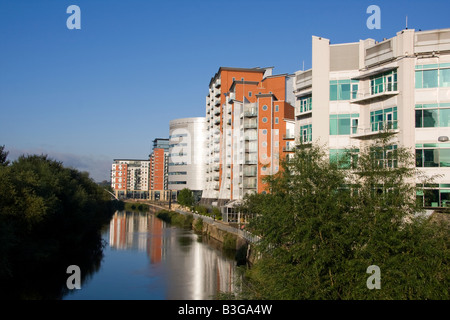 Bureaux et appartements au bord de l'extérieur de Whitehall Quay sur la rivière Aire à la Leeds Yorkshire UK. Banque D'Images