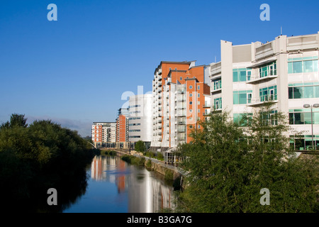 Bureaux et appartements au bord de l'extérieur de Whitehall Quay sur la rivière Aire à la Leeds Yorkshire UK. Banque D'Images