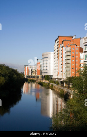 Bureaux et appartements au bord de l'extérieur de Whitehall Quay sur la rivière Aire à la Leeds Yorkshire UK. Banque D'Images