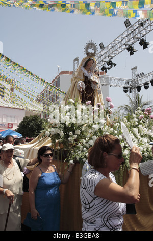 L'effigie de Nuestra Senora del Carmen patron des pêcheurs espagnols est prise au port, fiesta sur la Playa San Juan, Ténérife Banque D'Images