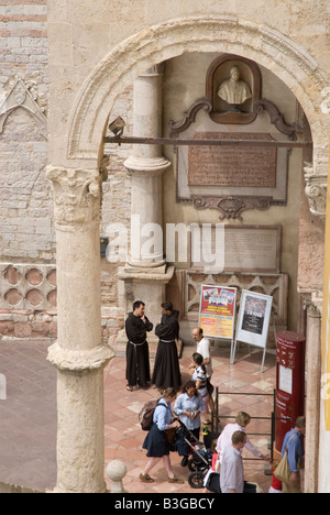 Basilique de Saint François, assise. Le monastère franciscain (Sacro Convento) et l'église supérieure et inférieure (Basilica inferiore e superiore) de saint François ont commencé immédiatement après sa canonisation en 1228. Simone di Pucciarello fait don du terrain pour l'église, une colline à l'ouest d'Assise, connu sous le nom de "colline de l'Enfer" (il. Collo d'Inferno - ici les criminels ont été mis à mort). Aujourd'hui, cette colline est justement appelé 'Hill du Paradis. Banque D'Images