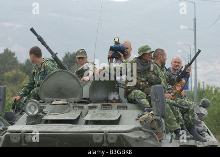 Un caméraman de télévision russe filmant au-dessus d'un transporteur militaire russe pendant la guerre russo-géorgienne août 2008 Banque D'Images