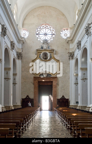 La Cathédrale de Spolète dans la Piazza del Duome est dédiée à Santa Maria Assunta. La façade est l'un des plus superbes exemples de Romane ombrienne. L'édifice roman abrite le tombeau de Filippo Lippi, décédé à Spoleto en 1469, conçu par son fils Filippino Lippi. L'église abrite également une lettre manuscrite par Saint François d'assise Banque D'Images