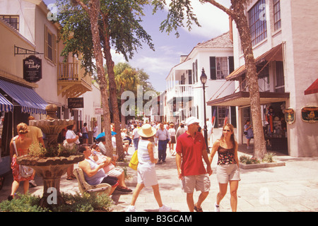 Les touristes se promener le long de la rue St George quartier colonial espagnol St Augustine en Floride Banque D'Images