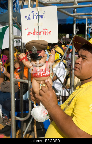 L'un des protestataires qui occupent les jardins autour de la maison du gouvernement à Bangkok Banque D'Images