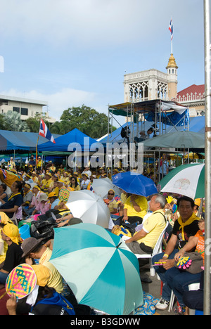 Les protestataires qui occupent les jardins autour de la maison du gouvernement à Bangkok Banque D'Images