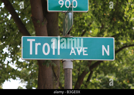 Une véritable plaque de rue à Seattle, Washington....Troll Avenue Nord. Un troll qui vit à l'extrémité nord de la rue. Banque D'Images