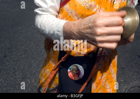 Un membre de la groupe Hare Krishna dans les marches de l'indépendance de l'Inde Day Parade Banque D'Images