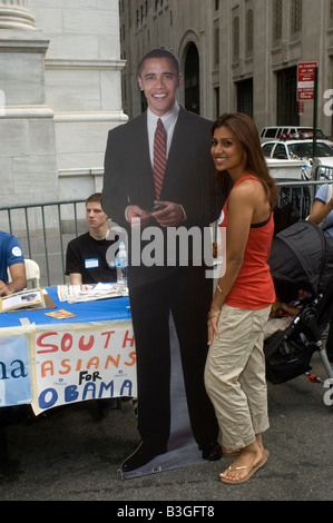 Un volontaire pour l'espoir démocratique présidentiel Barack Obama pose pour sa photographie à côté d'une taille de vie coupé de Obama Banque D'Images