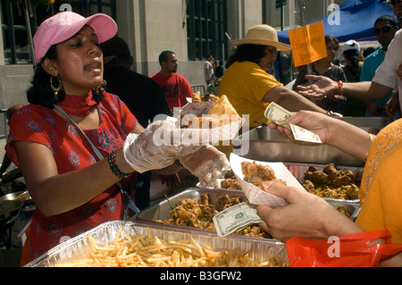 Paradegoers sont servis cuisine indienne authentique des vendeurs dans la rue juste après l'indépendance de l'Inde Day Parade Banque D'Images