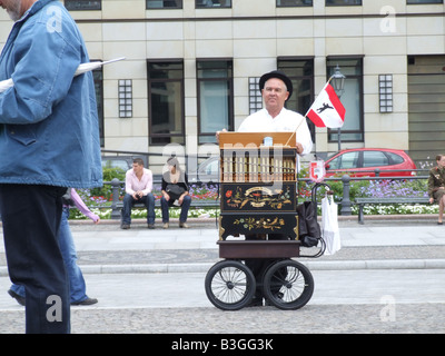 Vieil homme artiste de rue à Berlin Allemagne Banque D'Images